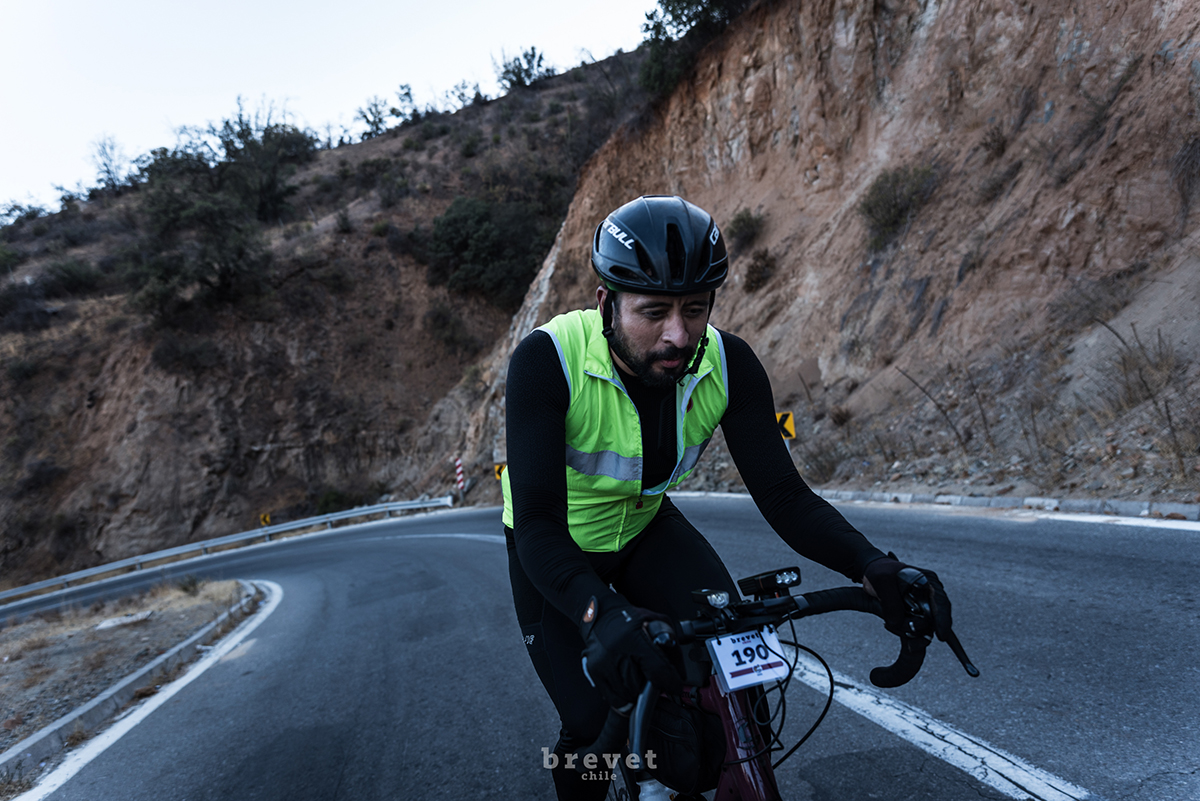 Andrés escalando cuesta Mallarauco en la brevet 400km Boca de Lobo, 19 febrero 2022.